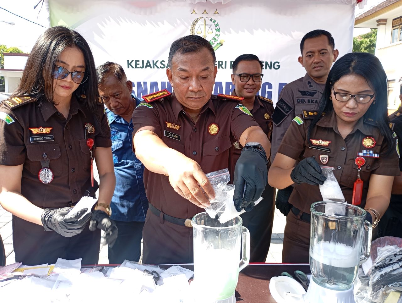 MUSNAHKAN: Pemusnahan barang bukti yang sudah inkrah oleh Kejari Buleleng. Tercatat 915,38 gram sabu narkotika jenis sabu juga dimusnahkan.