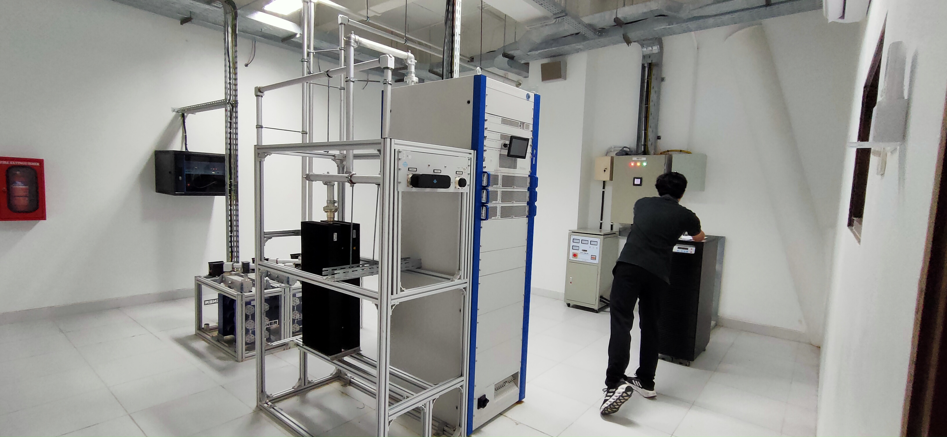 TV DIGITAL: Kondisi ruangan layanan transmisi TV digital di Turyapada Tower.