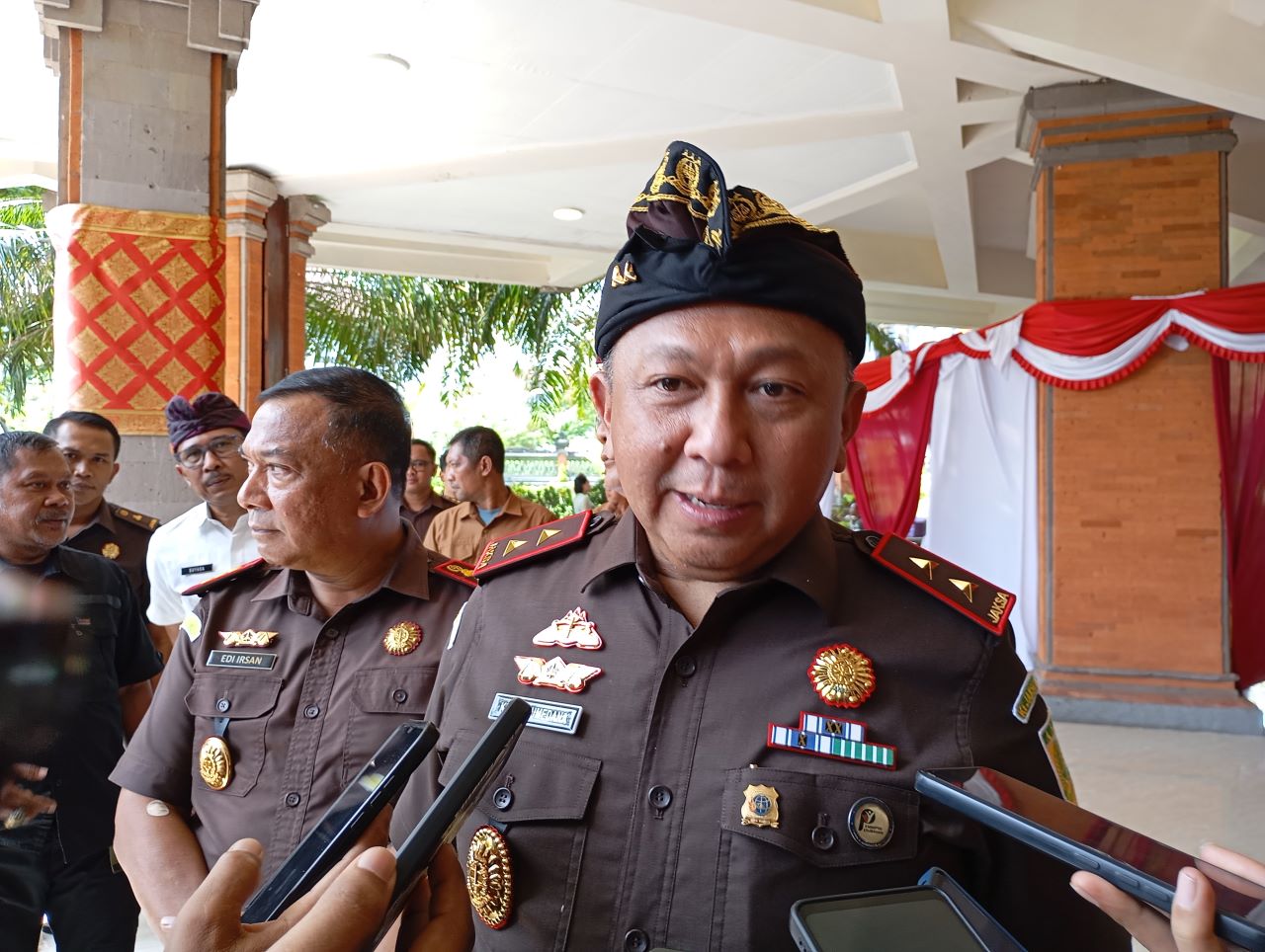 KORUPSI PERIZINAN: Kepala Kejaksaan Tinggi Bali, Ketut Sumedana saat melakukan kunjungan ke Buleleng.