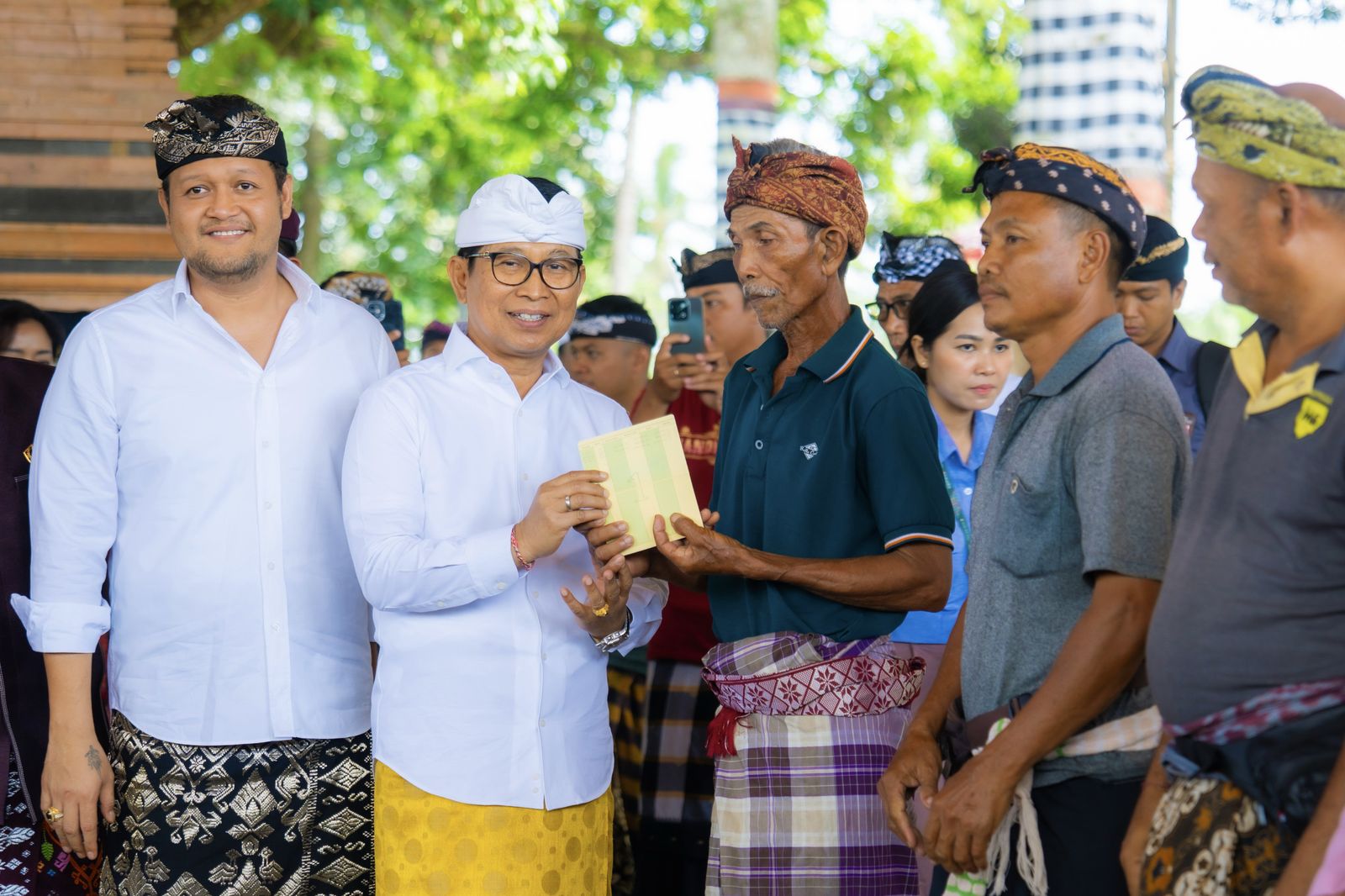 CAIR: Bupati Badung, Wayan Adi Arnawa (dua dari kanan) saat menyalurkan THR kepada warga di Badung.