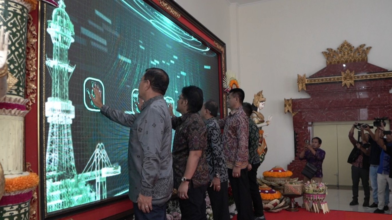 RESMIKAN: Gubernur Bali, Wayan Koster melakukan launching siaran TV digital yang disiarkan melalui Turyapada Tower.