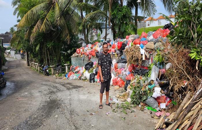Adrian Pah, warga Perumahan Griya Multi Jadi, Sanggulan, Tabanan, Bali, di bak sampah perumahan. Ia bersama puluhan warga lainnya meminta bak sampah tersebut ditutup karena mencemari lingkungan.