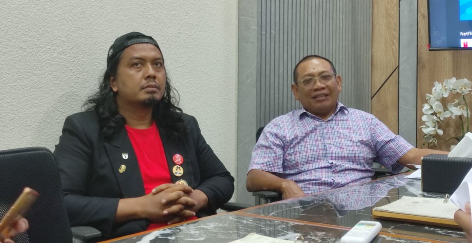 MENGENANG WALTER SPIES: Seniman Made Bayak (kiri) dan Project Manager Pameran, Yudha Bantono (kanan). Mereka menggelar pameran untuk memperingati 100 tahun kehadiran Walter Spies.