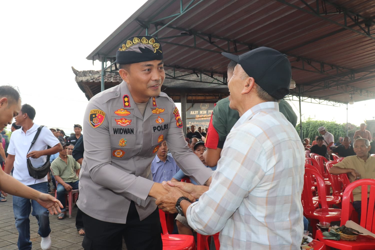 CEGAH NARKOBA: Kapolres Buleleng, AKBP Ida Bagus Widwan Sutadi (kiri) saat bertemu dengan para tokoh di Desa Sidetapa.
