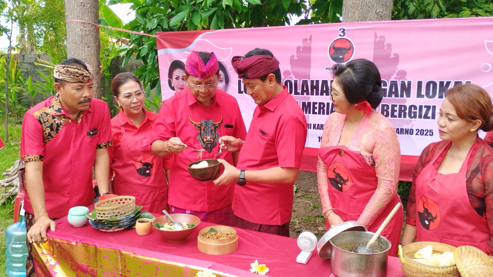 KAYA PROTEIN: Ketua DPC PDI Perjuangan Buleleng, Gede Supriatna (tiga dari kanan) saat mencicipi hidangan bubur mengguh sorgum.