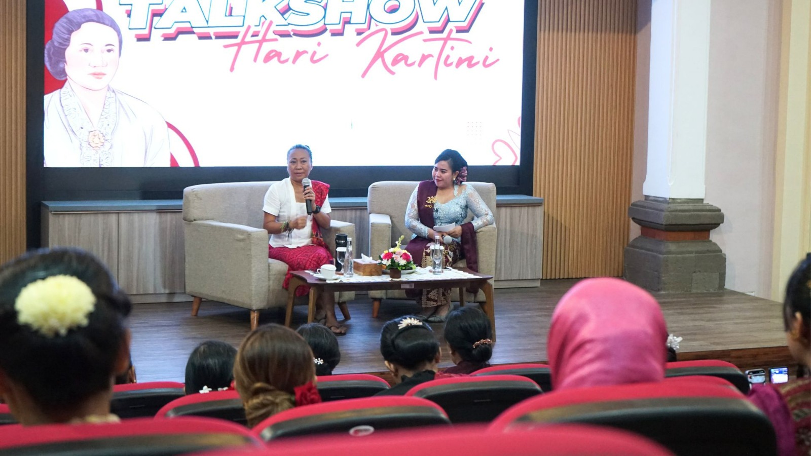 TALKSHOW: Suasana talkshow serangkaian hari Kartini yang digelar Dharma Wanita Persatuan (DWP) Undiksha.