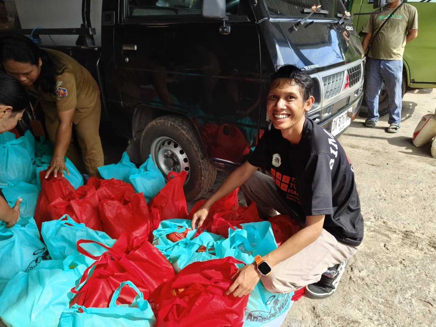 BAGIKAN BINGKISAN: Paket bingkisan sembako dan buah yang dibagikan kepada petugas kebersihan di DLH Buleleng.