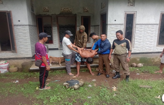 IGS saat diamankan warga dan Satpol PP karena mengamuk sembari membawa sajam.