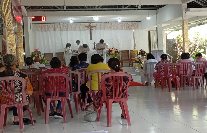 Suasana ibadah Hari Raya Paskah di Singaraja. Damai sejahtera diharapkan menyertai semua orang.