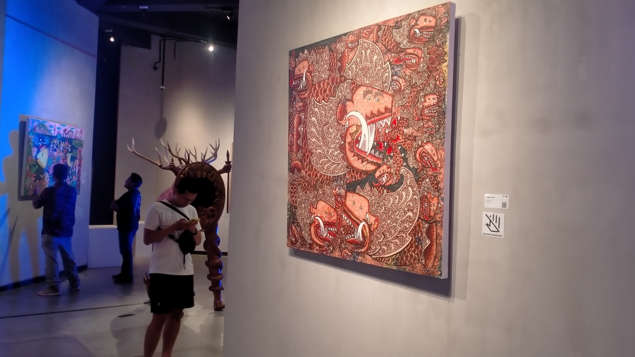 KRITIK LEWAT KARYA: Suasana pameran berbagai lukisan karya seniman lokal Bali di Labyrinth Studio Bali di Nuanu City di Tabanan.