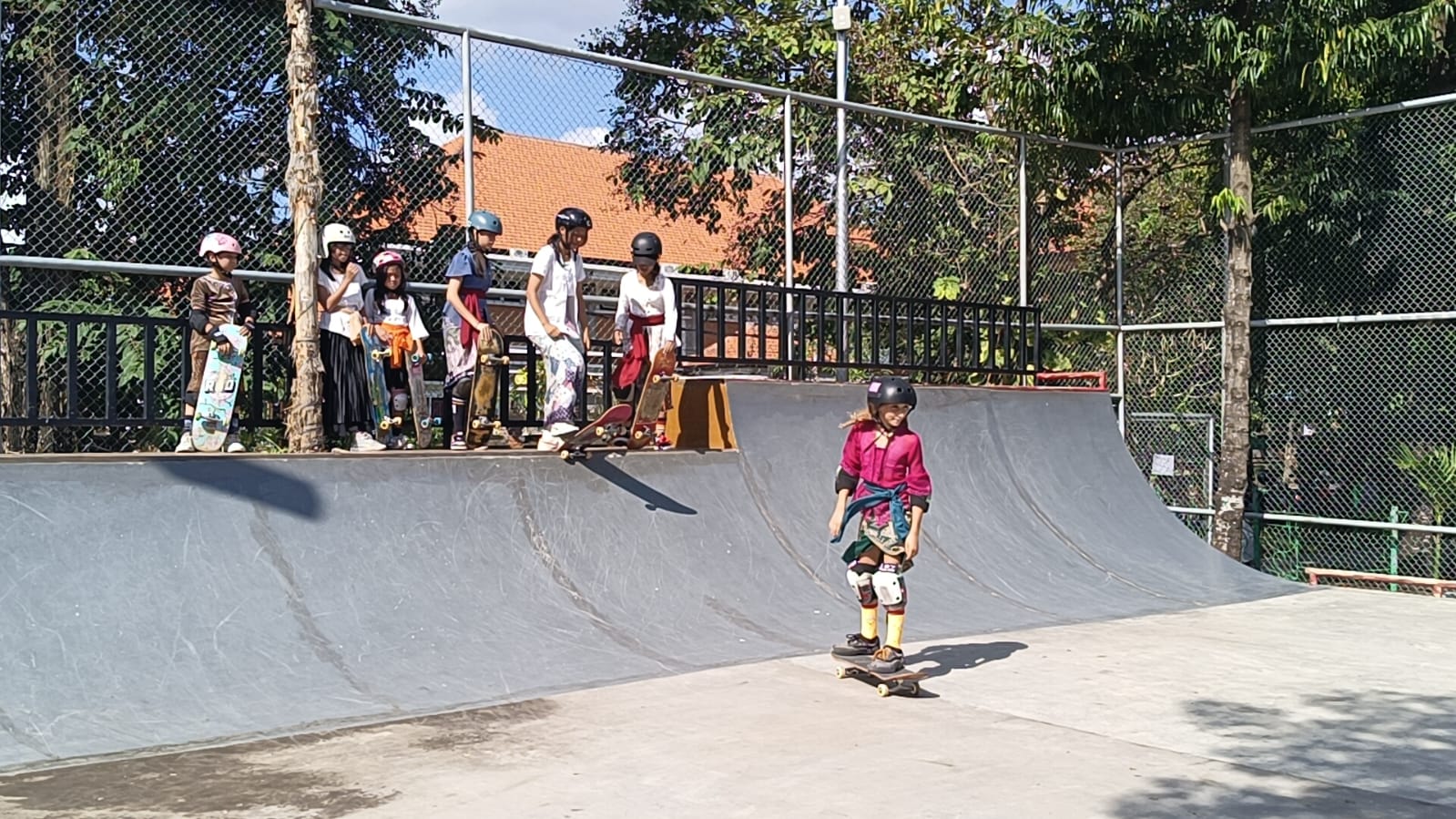 SKATEBOARD: Para anak bermain skateboard sambil mengenakan kebaya. Aksi itu merupakan rangkaian dari peringatan hari Kartini.