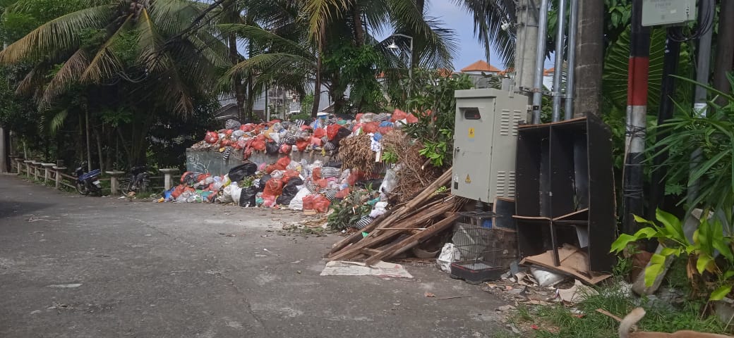 Tumpukan sampah di Perumahan Griya Multi Jadi Sanggulan, Tabanan, yang diprores warga setempat karena mencemarkan lingkungan.