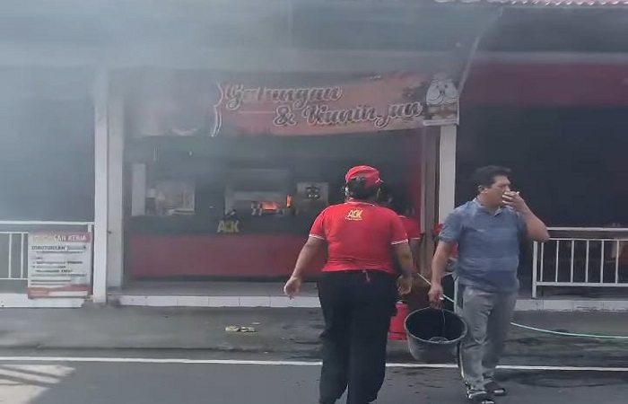 Karyawan dan warga tidak berdaya menghadapi api yang terus membesar di rumah makan cepat saji ACK Batubulan pada Sabtu (20/4) lalu.
