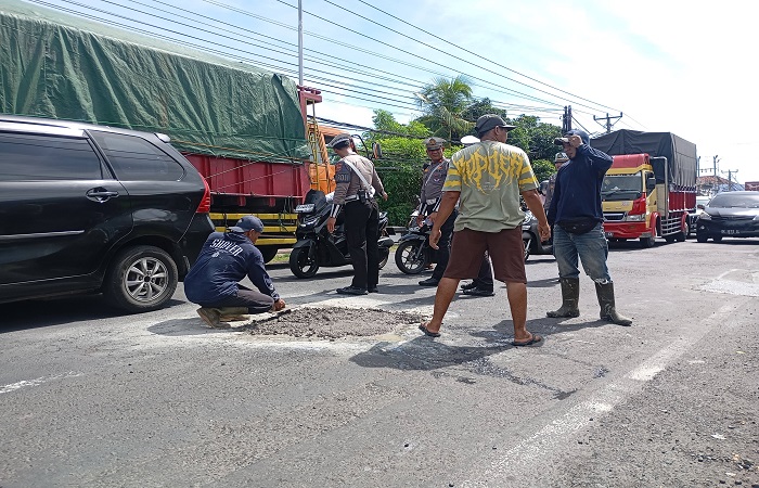 Suasana penambalan jalan yang dilakukan di titik pertama. Kegiatan ini merupakan sinergitas antara pemerintah, polisi, dan masyarakat.