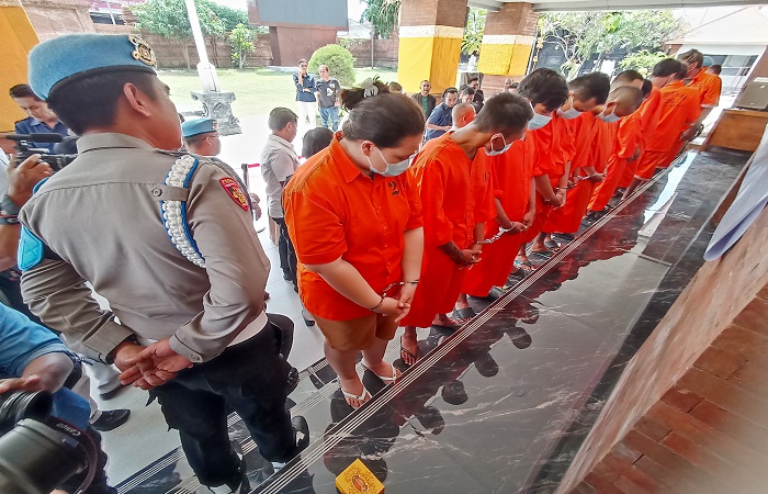 Polresta Denpasar menangkap 20 Tersangka Narkoba. Polisi juga mengamankan sabu seberat 2 Kg.