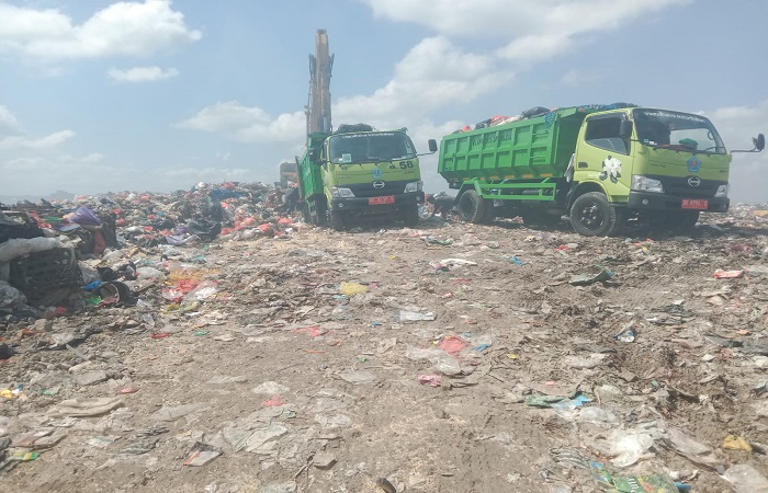 Suasana pembuangan sampah di TPA Mandung, Desa Sembung Gede Kerambitan, Tabanan.
