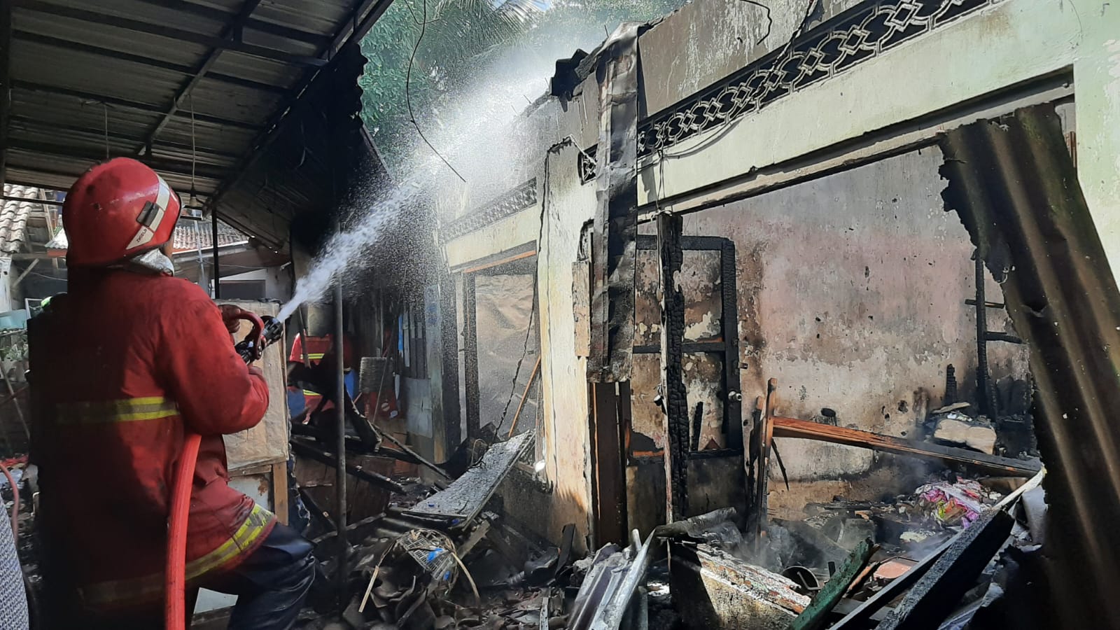 TETAP BEKERJA: Petugas pemadan kebakaran di Kabupaten Klungkung tetap bekerja, meski armada terbatas.