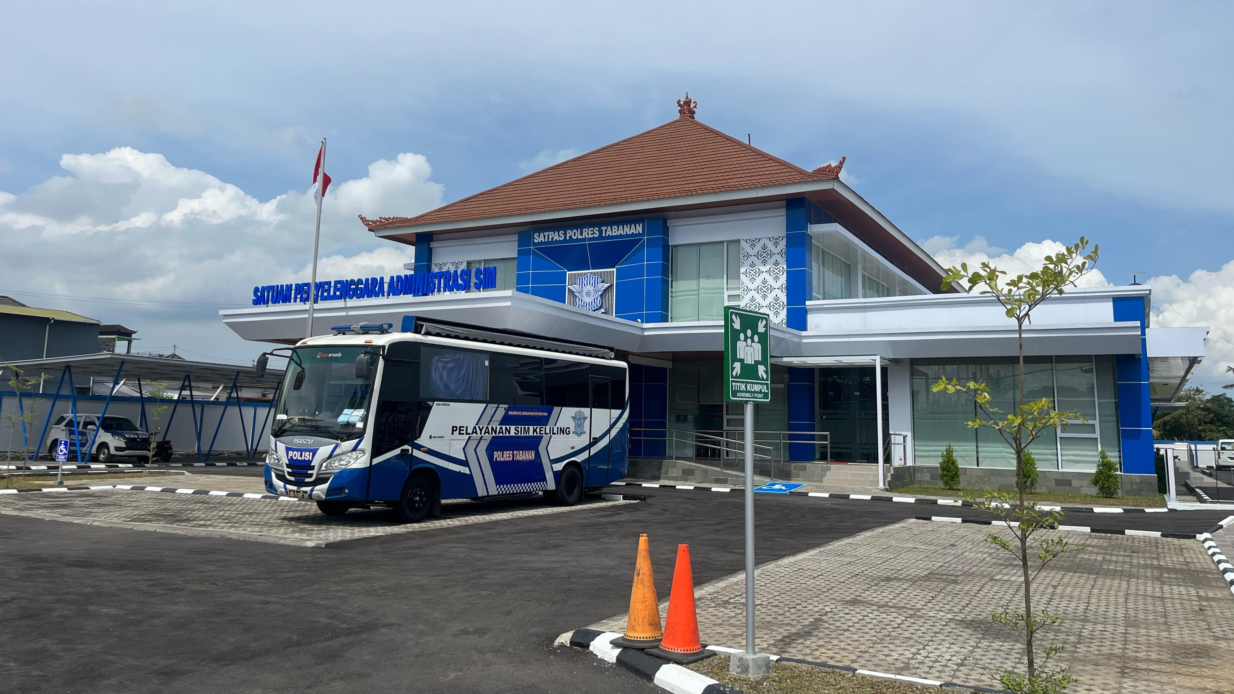 LAYANAN SIM: Suasana gedung Satuan Penyelenggara Administrasi (Satpas) SIM Polres Tabanan.