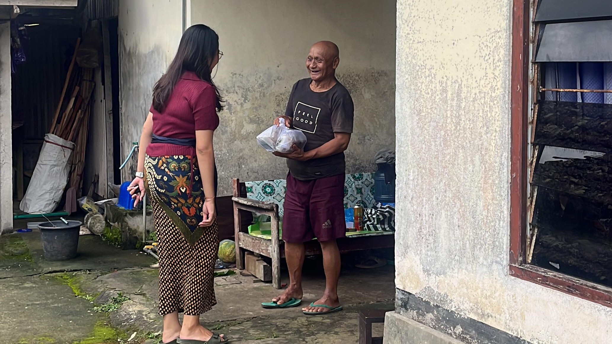 NGEJOT: Umat Hindu di Banjar Adat Piling, Bali, memberikan bingkisan kepada umat kristiani di banjar tersebut. Wujud toleransi umat Hindu saat Galungan.