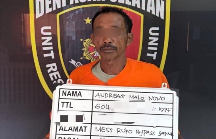 Tersanga Stefanus Santo Ngongo, 20, dan Andreas Malo Nono, 47 kenakan pakaian tahan Polsek Denpasar Selatan.