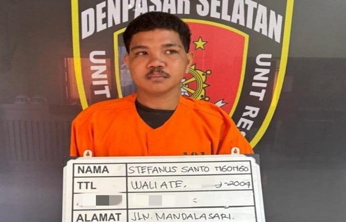 Tersanga Stefanus Santo Ngongo, 20, dan Andreas Malo Nono, 47 kenakan pakaian tahan Polsek Denpasar Selatan.