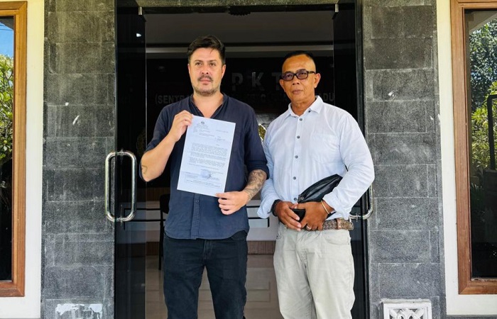 Lelaki Spanyol, Agustin Toloza, 36, didampingi kuasa hukumnya, Putu Bagus Budi Arsawan, SH, M.Kn, berada di Polsek Kuta Selatan, Rabu, 27 Maret 2025.
