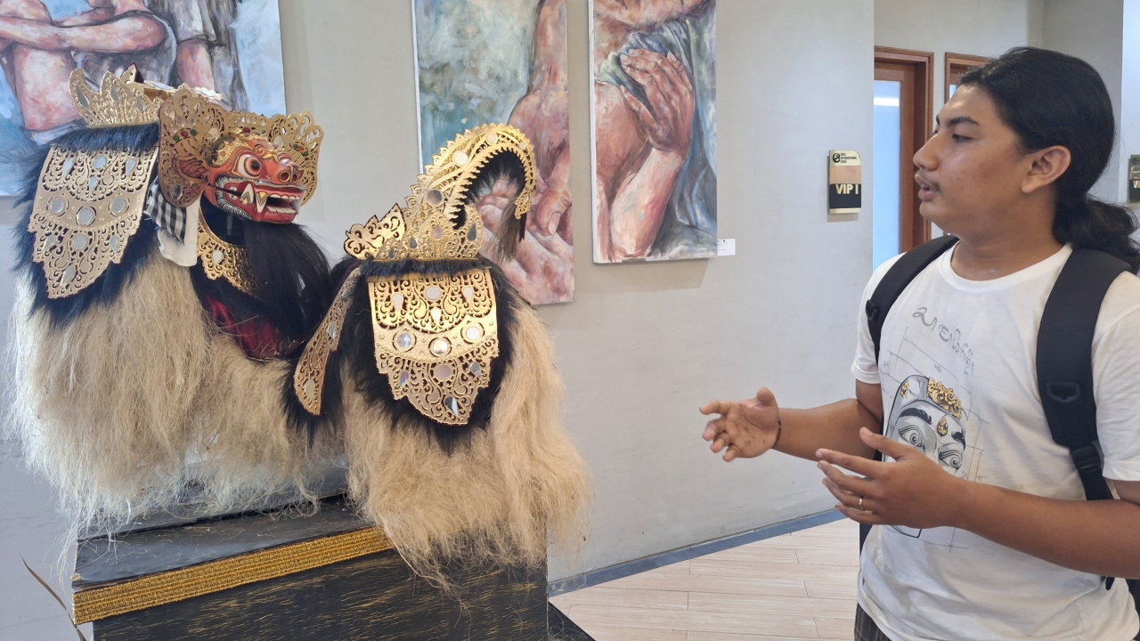 INSPIRATIF: Kotak amplop pernikahan yang didesain menyerupai barong.