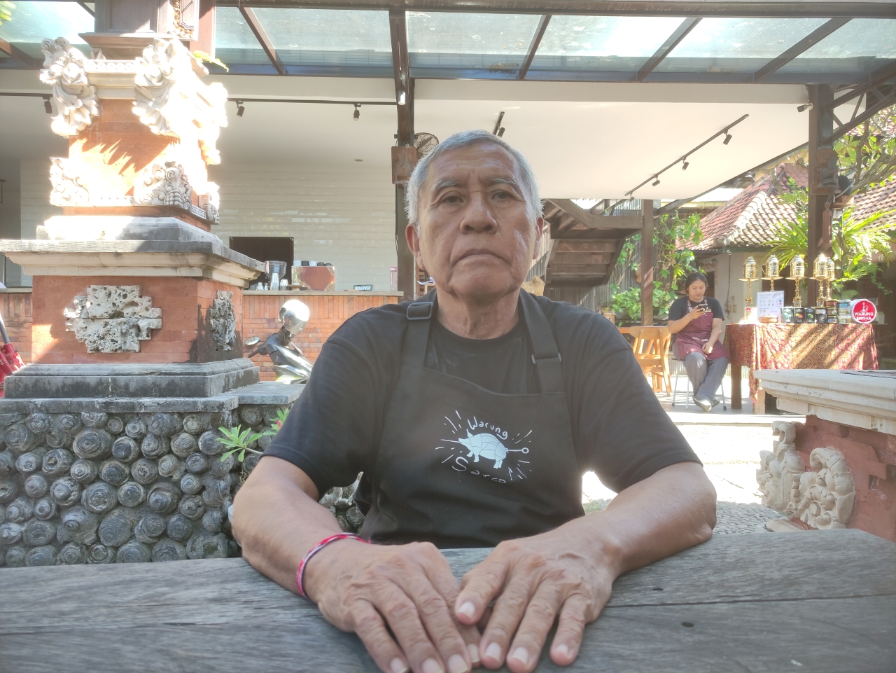 MENOLAK TUA: I Made Ngeplin alias Pak Made, salah seorang waiter di Warung Saro, Denpasar. Sosoknya viral di media sosial karena keramahan dan kehangatannya.