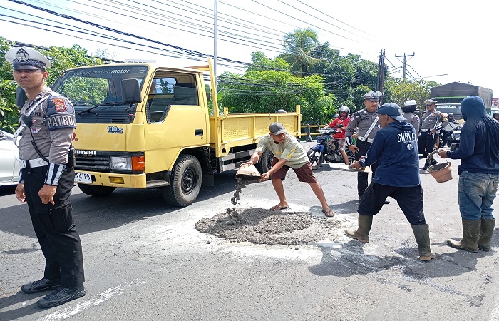 Kepala Dinas PUTR Buleleng, I Putu Adiptha Ekaputra sampaikan, agar umur jalan panjang maka perlu bantuan juga dari masyarakat.