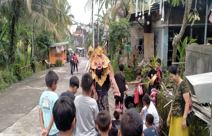 Suasana ngelawang barong bakung di Desa Banjar Anyar, Kediri, Tabanan.
