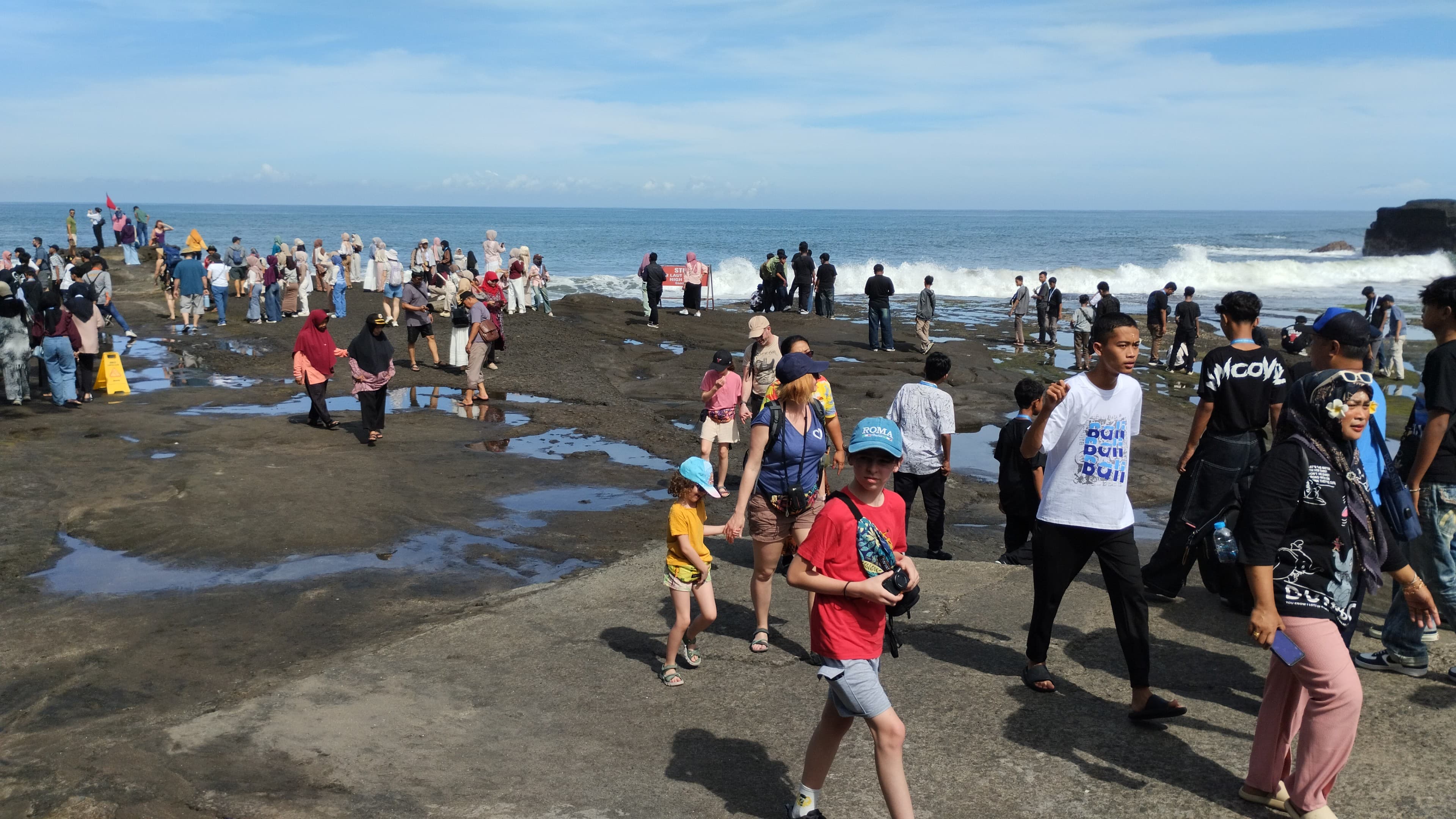 TETAP RAMAI: Kunjungan wisatawan ke objek wisata Tanah Lot