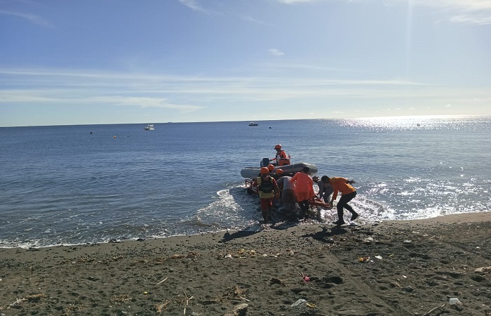 Petugas gabungan saat melakukan pencarian WNA Rusia yang hilang saat memancing menggunakan jukung di Perairan Amed, Rabu (23/4) kemarin.