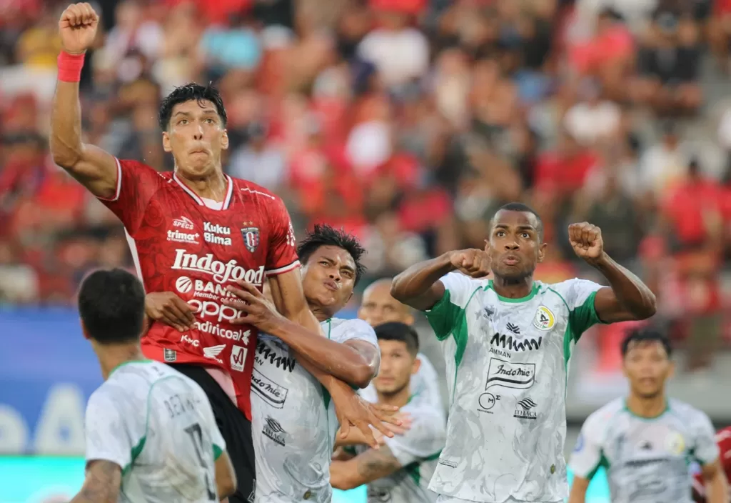 PEMAIN JANGKAR: Pemain Bali United Elias Dolah ( kiri ) saat melawan PSS Sleman Dipta pada 16 September 2024.