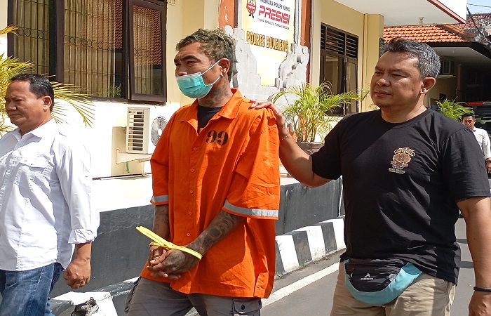 Tersangka DP ditangkap polisi dengan barang bukti sabu di saku celananya. Katanya, barang itu didapat dari Desa Sidetapa.
