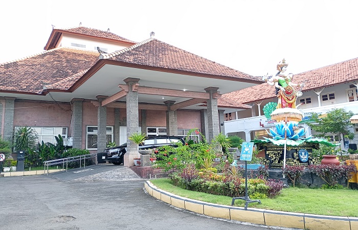 Suasana depan Kantor Disdikpora Buleleng. OPD ini diusulkan agar dimekarkan, mengingat beban kerja yang berat.
