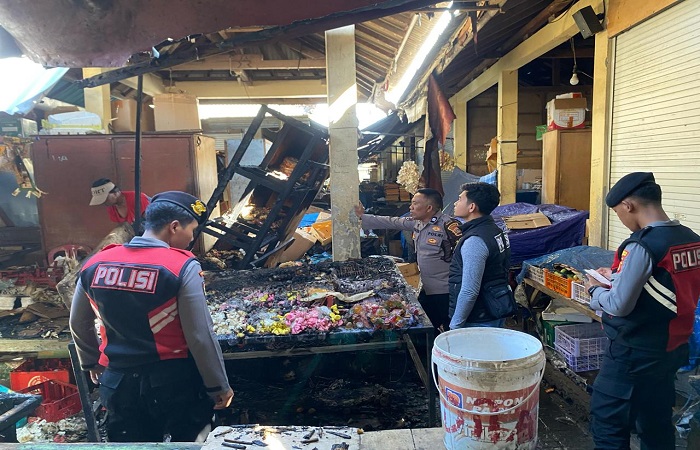 Kebakaran di Pasar Mentigi, Nusa Penida, Rabu (23/4) lalu karena lupa matikan api dupa.