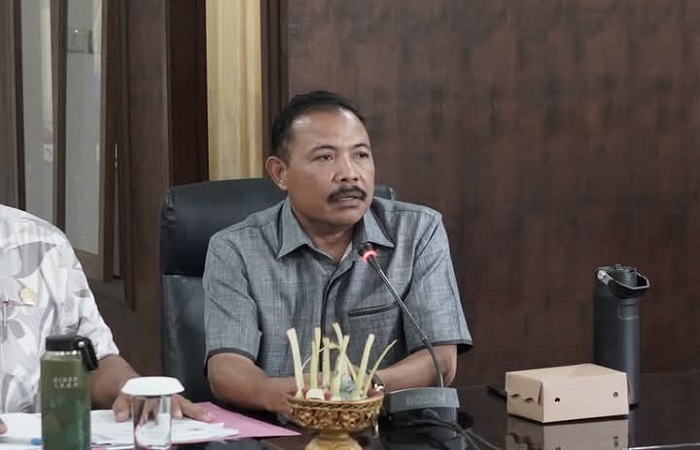 Ketua DPRD Buleleng, Ketut Ngurah Arya sarankan pelajar SMP Buleleng yang berpotensi DO agar didata. Ini juga untuk memudahkan membantu dalam program penyetaraan atau kejar paket.