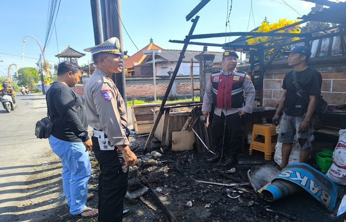 Kondisi warung bakso milik Hendra Eka Hermanto yang ludes terbakar di pinggir jalan Banjar Dinas Dauh Yeh, Desa Kabakaba, Kediri Tabanan.