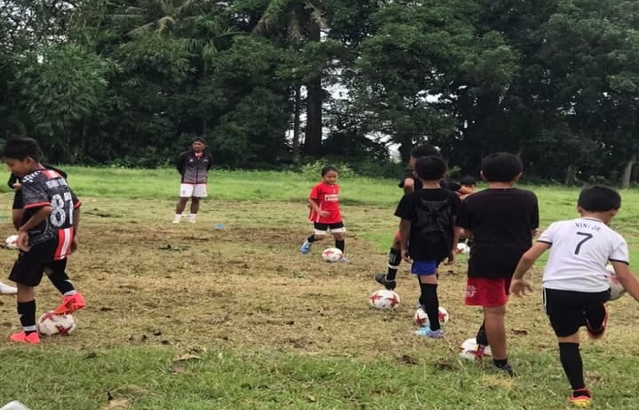 Suasana latihan sekolah sepak bola (SSB) Garuda Devata yang dibentuk oleh Desa Bengkel Kediri, Tabanan.