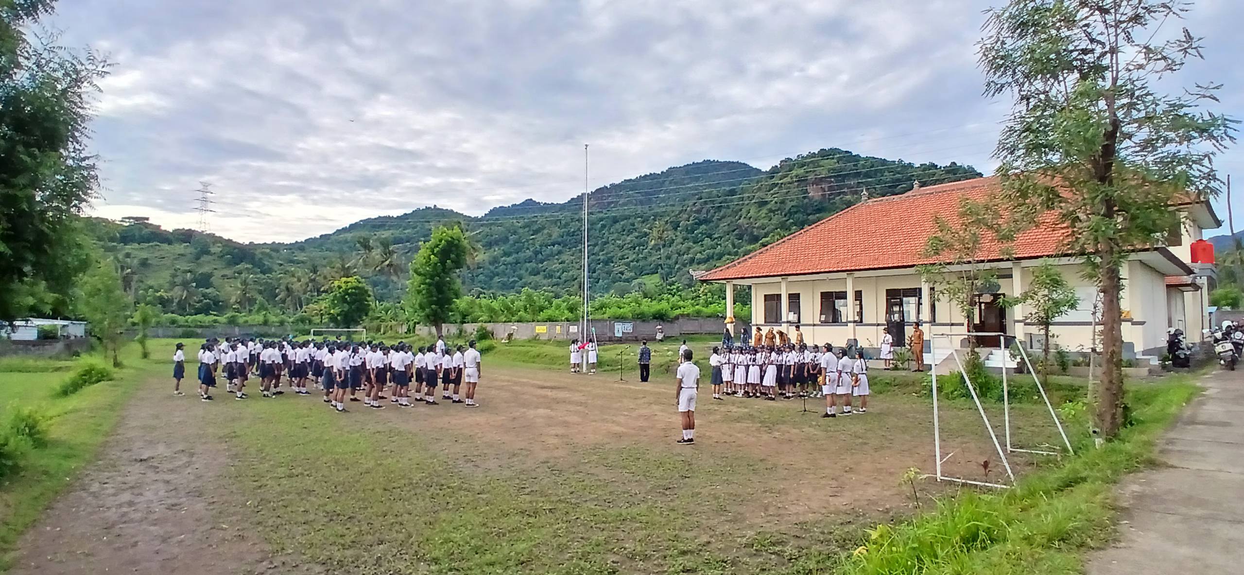RUANGAN TERBATAS: Suasana upacara bendera di SMPN 6 Gerokgak
