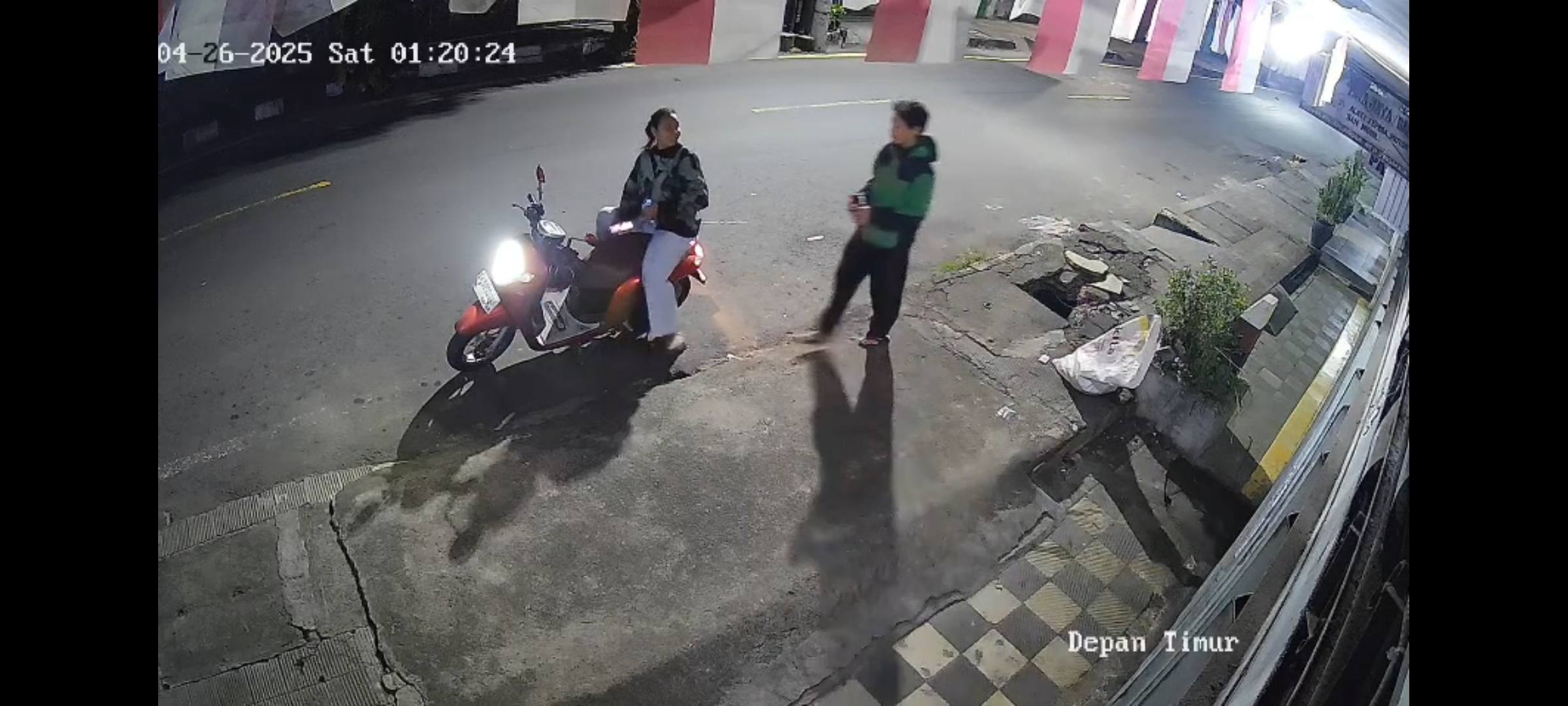 VANDALISME: Pasangan sejoli yang diduga melakukan aksi vandalisme di Jalan Erlangga, Singaraja.