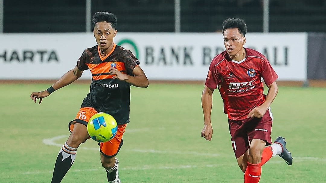 MENUJU 32 BESAR: Pemain Perseden Denpasar (kiri) berhadapan dengan pemain UHO MZF FC Kendari (kanan) di Stadion Ngurah Rai Denpasar.