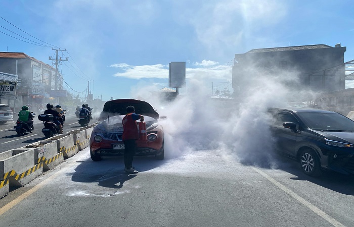Mobil Nissan Juke terbakar di Traffic Light (TL) Buagan, Jalan Teuku Umar Barat, Denpasar.