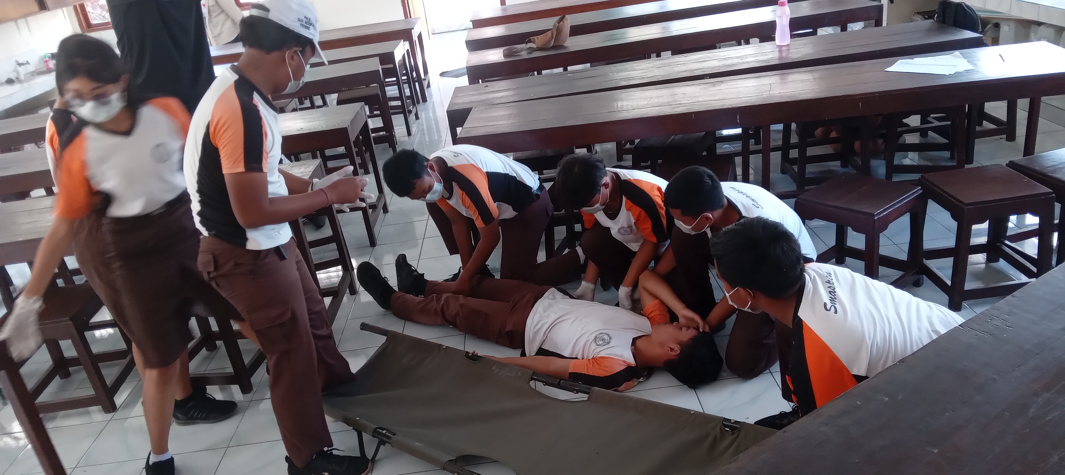 SIMULASI: Siswa di SMAN 1 Penebel melakukan simulasi penanggulangan bencana.