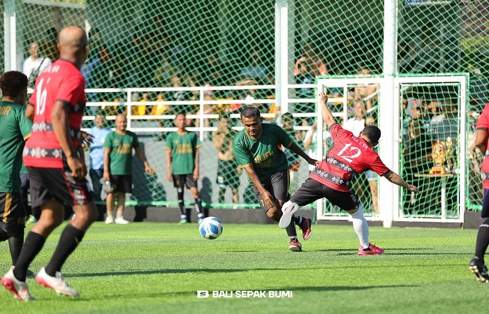 Persekutuan Kaum Bapak (PKB) GPIB Maranatha Denpasar dari wilayah I, II, III dan Bajem Tabanan mengikuti turnamen Mini Soccer berlangsung di Bali Sepak Bumi, Jalan Badak Agung, Denpasar, kemarin.