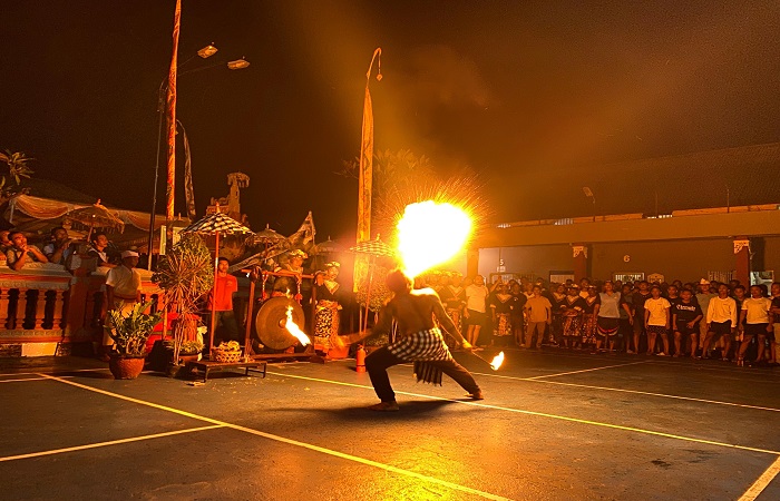 Warga binaan Lapas Singaraja saat menyuguhkan atraksi fire dance dalam IPPAFest 2025. Dampaknya, rumah tahanan di Singaraja itu mendapatkan bantuan pembinaan.