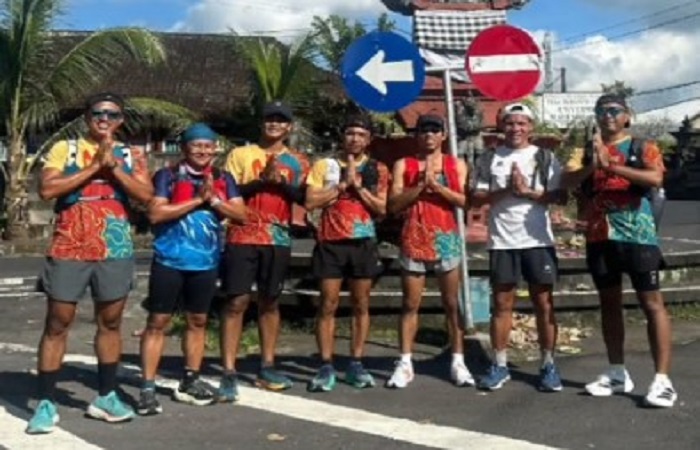 Tujuh sahabat ini berlari dari Alun-Alun Gianyar menuju Pura Agung Besakih.