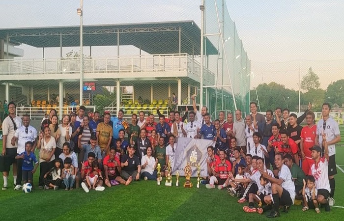 Pemain dan penonton foto bersama seusai turnamen Mini Soccer antar Persekutuan Kaum Bapak (PKB) GPIB Maranatha Denpasar dari wilayah I, II, III dan Bajem Tabanan.