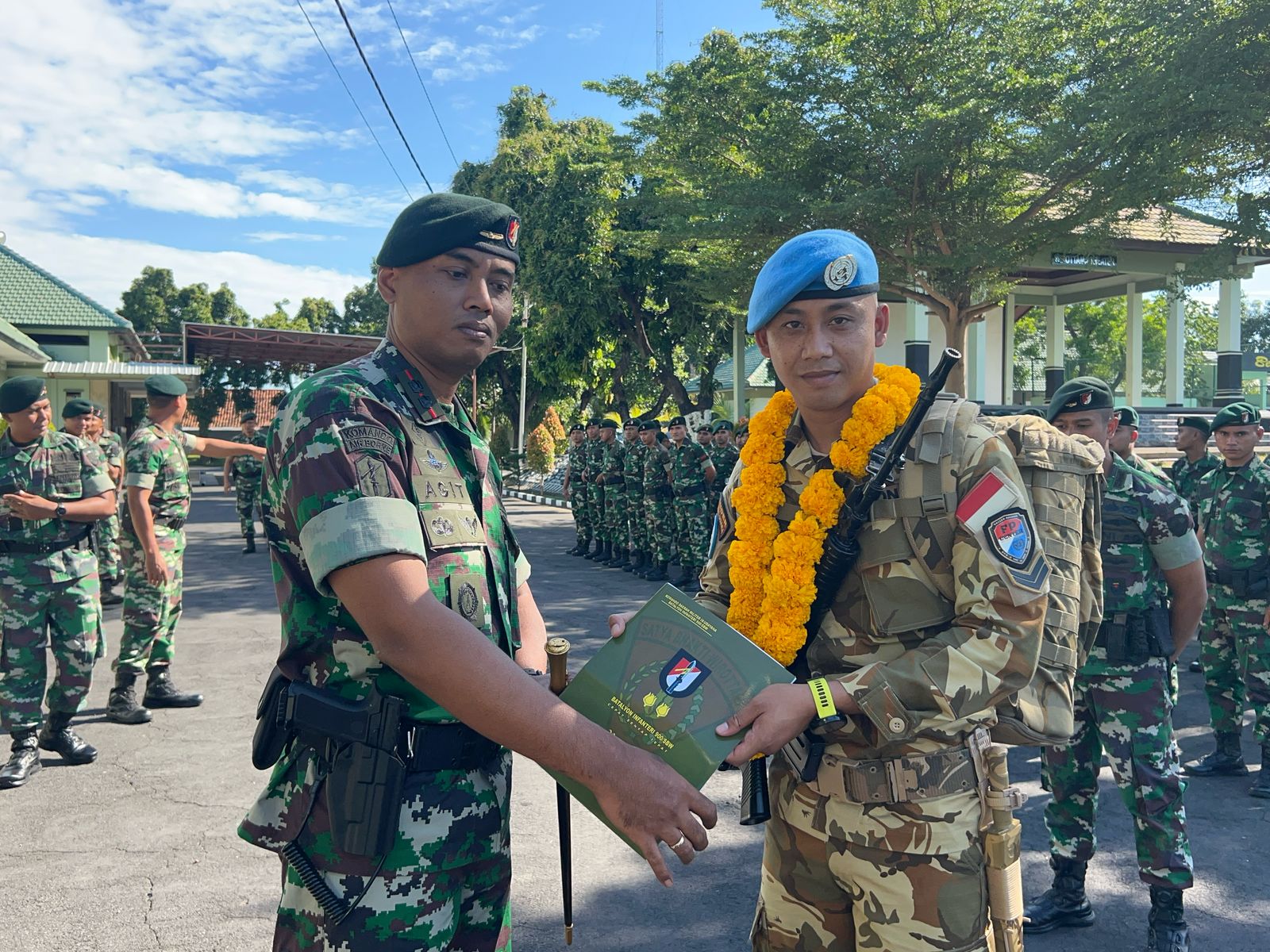 KEMBALI KE TANAH AIR: Komandan Batalyon (Danyon) Raider 900, Letkol Inf Rendra Agit Trisnawan (kiri) menyambut Sertu I Made Arya Rupawan (kanan).