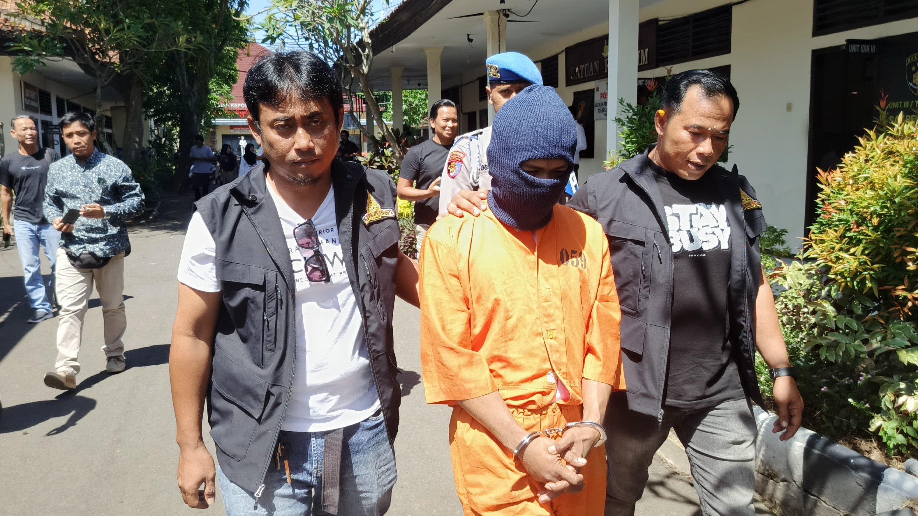 SPESIALIS JAMBRET: Maskur (baju oranye), warga Kabupaten Sampang, Madura, harus berurusan dengan polisi. Dia merupakan spesialis jambret di Bali.